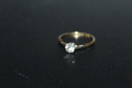 AN 18CT GOLD DIAMOND SOLITAIRE RING, the diamond being of an estimated quarter carat, approx