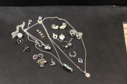 A COLLECTION OF ASSORTED COSTUME JEWELLERY COMPRISING EARRINGS, PENDANTS ETC