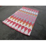 A 20TH CENTURY WOOLLEN RUG - APPROX 248 x 155 cm