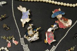 A COLLECTION OF ASSORTED VINTAGE COSTUME JEWELLERY TO INCLUDE A SELECTION OF BEATRIX POTTER ENAMEL