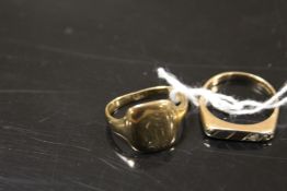 A HALLMARKED 9CT GOLD RING TOGETHER WITH ANOTHER (2) - APPROX COMBINED WEIGHT 4G