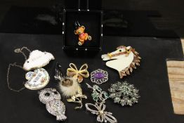 A COLLECTION OF MODERN COSTUME BROOCHES ETC, TO INC A LEA STEIN TYPE HORSE BROOCH, AB SET OWL BROOCH