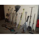 A SELECTION OF GARDEN TOOLS