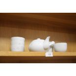 A ORIENTAL TEA POT AND 5 CUPS