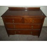 AN OAK MID CENTURY CHEST OF DRAWERS