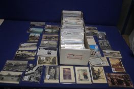 A TRAY OF FOREIGN POSTCARDS IN MANY HUNDREDS, to include Paris, Toronto, African pottery etc