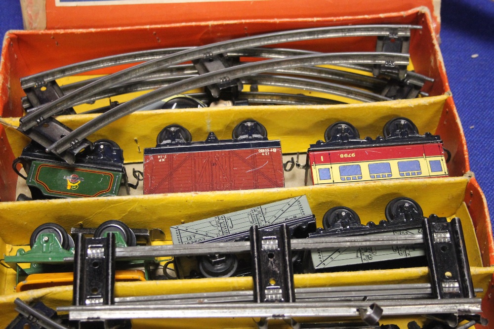 BOXED HORNBY TRAIN O GAUGE GOODS SET WITH TRACK, TENDER, CARRIAGE AND ROLLING STOCK, together with a - Image 3 of 5