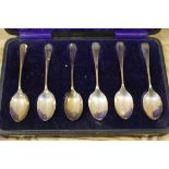 A CASED SET OF SIX VINTAGE HALLMARKED SILVER TEASPOONS