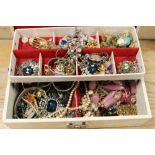 A VINTAGE JEWELLERY BOX AND CONTENTS TO INCLUDE BANGLES, WATCHES ETC