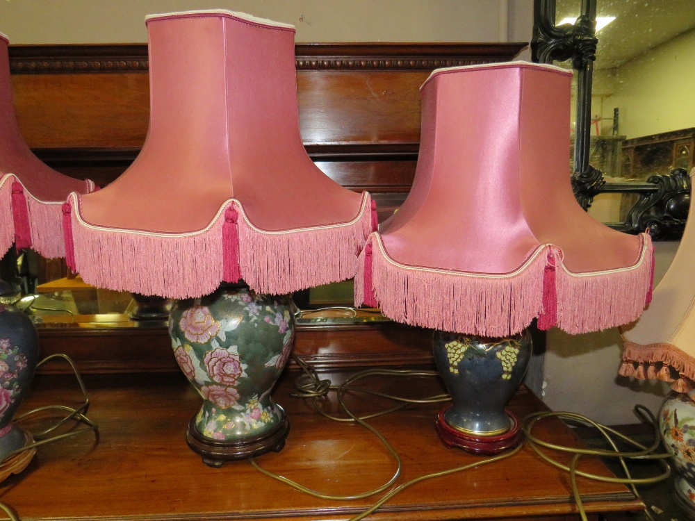 SIX ASSORTED TABLE LAMPS TO INCLUDE A TIFFANY STYLE EXAMPLE - Image 4 of 5