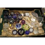 A TRAY OF ASSORTED GLASS PAPERWEIGHTS TO INCLUDE CAITHNESS EXAMPLE, ETC