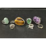 A COLLECTION OF VINTAGE AND MODERN GEMSET RINGS TO INCLUDE RETRO STYLE EXAMPLES