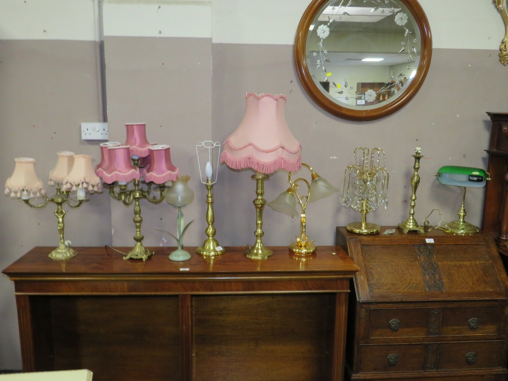 NINE ASSORTED BRASS TABLE LAMPS TO INCLUDE A BANKERS LAMP