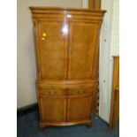 A REPRODUCTION WALNUT DRINKS CABINET H-153 CM W-71 CM