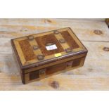 A VINTAGE DECORATIVE WOODEN CIGAR / CIGARETTE BOX