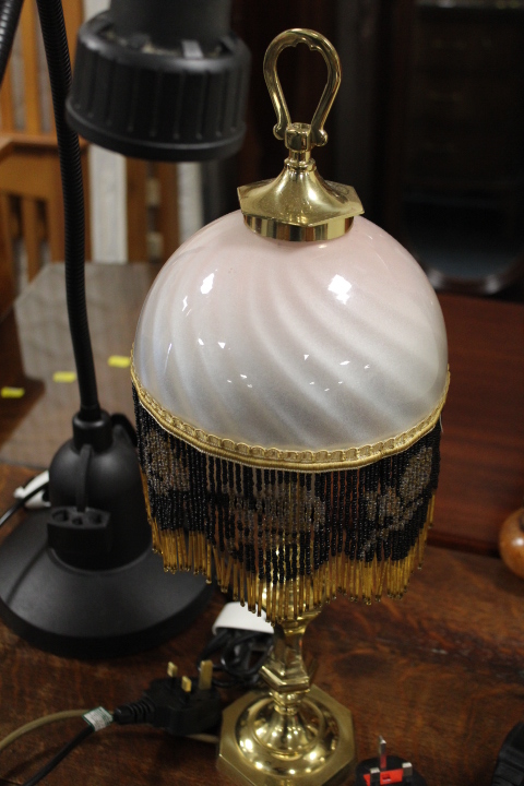 A SELECTION OF FOUR ASSORTED TABLE LAMPS TOGETHER WITH A MODERN DECORATIVE VASE (5) - Image 3 of 3