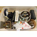 A TRAY OF ASSORTED COSTUME JEWELLERY AND COLLECTABLES