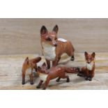 FOUR BESWICK FOX FIGURES TO INCLUDE A LARGE RUNNING EXAMPLE
