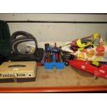 A QUANTITY OF ASSORTED TOOLS TO INC TROLLEY JACK