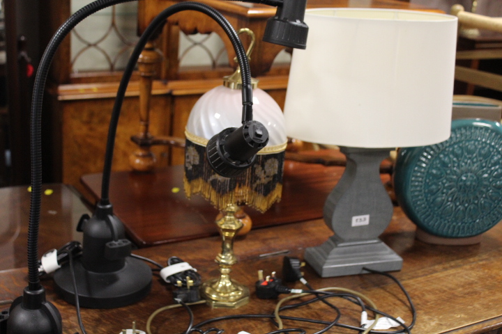 A SELECTION OF FOUR ASSORTED TABLE LAMPS TOGETHER WITH A MODERN DECORATIVE VASE (5)