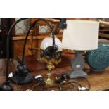 A SELECTION OF FOUR ASSORTED TABLE LAMPS TOGETHER WITH A MODERN DECORATIVE VASE (5)