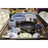 A TRAY OF ASSORTED WEDGWOOD BLUE JASPERWARE TO INCLUDE A LILAC PLATE, BLACK BOWL & GREEN PIN DISH