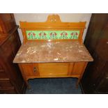 AN EDWARDIAN MARBLE TOP WASHSTAND W-89 CM