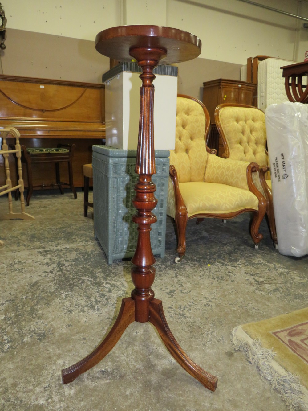 A REPRODUCTION MAHOGANY TORCHERE - Image 3 of 3