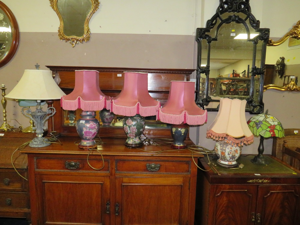 SIX ASSORTED TABLE LAMPS TO INCLUDE A TIFFANY STYLE EXAMPLE