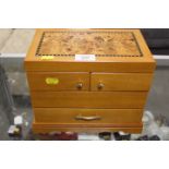 A JEWELLERY BOX AND CONTENTS TO INCLUDE HALLMARKED AND OTHER SILVER EARRINGS, PENDANTS ETC