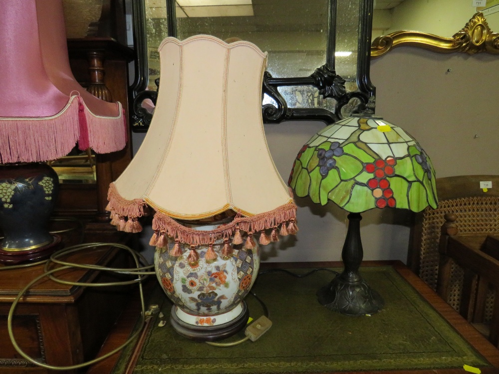 SIX ASSORTED TABLE LAMPS TO INCLUDE A TIFFANY STYLE EXAMPLE - Image 5 of 5