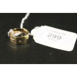 A HALLMARKED 9CT GOLD BAND - APPROX WEIGHT 4G