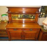 AN EDWARDIAN MAHOGANY MIRRORBACKED SIDEBOARD W-138 CM