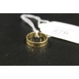 A HALLMARKED 9CT GOLD WEDDING BAND - APPROX WEIGHT 2.7 G