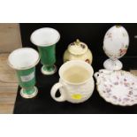 A SELECTION OF ASSORTED CERAMICS TO INCLUDE A SMALL PAIR OF CROWN DERBY JEWELLED FLORAL VASES, CROWN