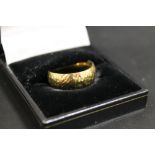 AN 18CT GOLD TEXTURED BAND - APPROX WEIGHT 2.8 G