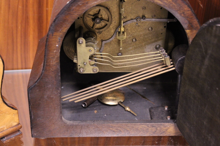 TWO VINTAGE WOODEN CASED MANTLE CLOCKS - Image 3 of 5