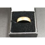 A 9CT GOLD BAND - APPROX WEIGHT 4.5 G