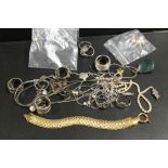 A COLLECTION OF ASSORTED SILVER AND COSTUME JEWELLERY ITEMS, TO INCLUDE A SELECTION OF RINGS AND