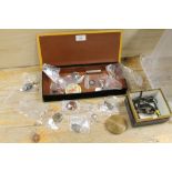 A SMALL BOX OF COLLECTABLE ITEMS TO INCLUDE MILITARY BADGES, POCKET KNIFE, WATCHES, AGATE BROOCH