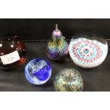 FIVE ASSORTED GLASS PAPERWEIGHTS TO INCLUDE TWO ISLE OF WIGHT LUSTRE GLASS FRUIT ITEMS
