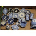 A TRAY OF ASSORTED BLUE & BLACK DIPPED WEDGWOOD JASPERWARE ITEMS ETC