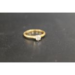 AN 18CT AND PLAT DIAMOND SOLITAIRE RING - APPROX WEIGHT 3.6 G