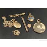 A SELECTION OF GOLD AND GOLD PLATED JEWELLERY TO INCLUDE A 9CT BAR BROOCH AND A 9CT CHARM