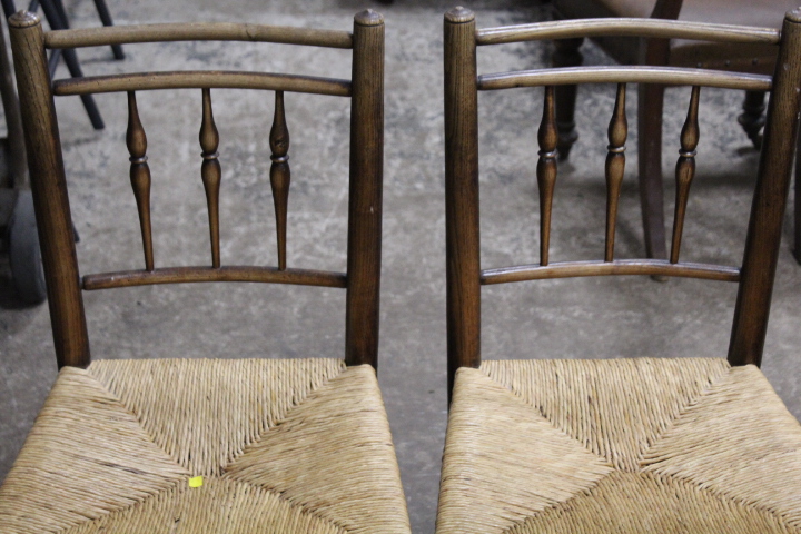 A COLLECTION OF EIGHT ASSORTED ANTIQUE CHAIRS TO INCLUDE PUSH SEAT AND SPINDLE BACK EXAMPLES - Image 5 of 5