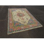 A LARGE 20TH CENTURY WOOLLEN RUG APPROX 274 X 190 CM