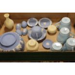 A TRAY OF WEDGWOOD JASPERWARE TO INCLUDE PRIMROSE EXAMPLES ETC