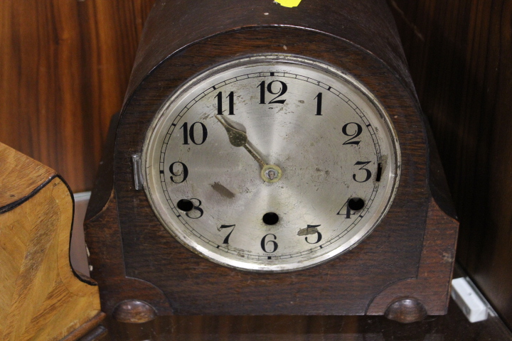 TWO VINTAGE WOODEN CASED MANTLE CLOCKS - Image 2 of 5