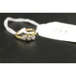 AN UNMARKED YELLOW METAL THREE STONE ILLUSION SET DIAMOND RING - APPROX WEIGHT 2.8G