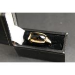 A 9CT GOLD SMOKEY QUARTZ DRESS RING - APPROX WEIGHT 2.7 G